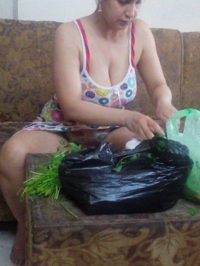 Hijab Viral Tante Binor Cantik Pemilik Hotel dan Restauran Surabaya Indonesia Service Client